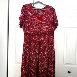 Midi length v-neck floral print dress.